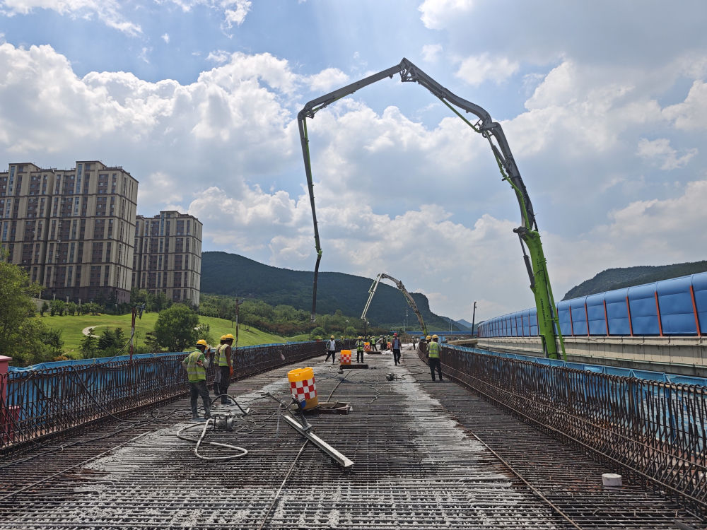 現(xiàn)澆梁澆筑2.jpg 現(xiàn)澆梁澆筑2.jpg